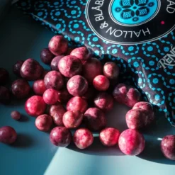 Hallon & Blåbär i Vit Bärchoklad, 45 g