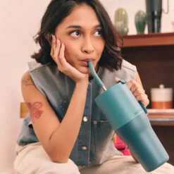 Rise Tumbler med Sugrörslock - Brittany Blue, 1065 ml