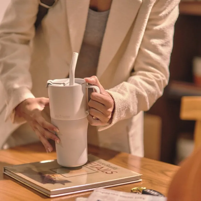 Rise Tumbler med Sugrörslock - Barely Blue, 769 ml