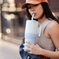 Rise Tumbler med Sugrörslock - Ice Blue, 1065 ml