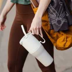 Rise Tumbler med Sugrörslock - Tofu, 1065 ml