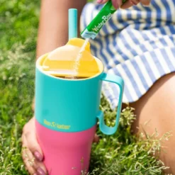 Rise Tumbler med Sugrörslock - Turquoise Kaleidoscope, 769 ml